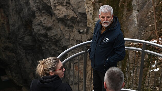 Krkolomn� ter�n absolvoval prezident Petr Pavel b�hem sv�ho turistick�ho v��lapu k Hranick� propasti, kter� se py�n� titulem nejhlub�� zatopen� jeskyn� na sv�t�.