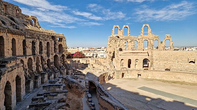 Ve m�st� El D�em se nach�z� nejv�t�� ��msk� amfite�tr na africk�m kontinentu � monument�ln� stavba, kter� sm�le konkuruje Koloseu v ��m�.