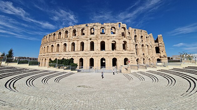 Pokud jste vid�li film Gladi�tor nebo Angelika a sult�n, mo�n� v�s p�ekvap�, �e n�kter� slavn� sc�ny vznikaly pr�v� v Tunisku. Ve m�st� El D�em se toti� nach�z� nejv�t�� ��msk� amfite�tr na africk�m kontinentu.