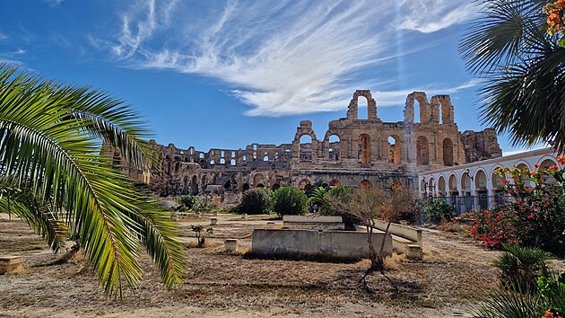 Ve m�st� El D�em se nach�z� nejv�t�� ��msk� amfite�tr na africk�m kontinentu � monument�ln� stavba, kter� sm�le konkuruje Koloseu v ��m�.