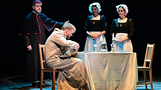 Gener�lka inscenace B�dn�ci. Zleva Rastislav Gajdo� jako biskup a Petr Gazd�k jako Jean Valjean (20. ledna 2026)