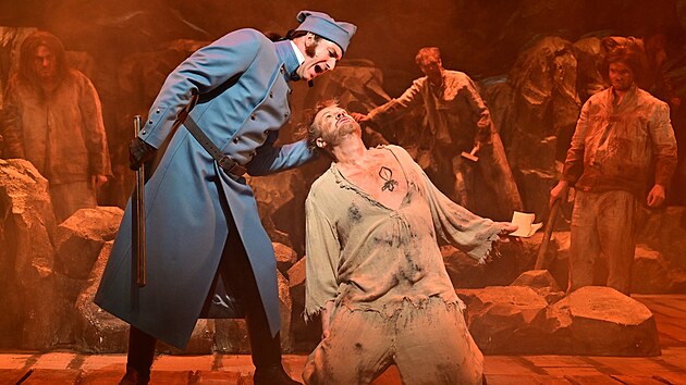 Gener�lka inscenace B�dn�ci. Zleva Luk� Vl�ek jako Javert a Petr Gazd�k jako Jean Valjean (20. ledna 2026)