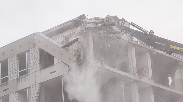 Demoli�n� stroje za�aly v Brn� 22. ledna 2026 bourat nikdy nedokon�enou �elezni�n� polikliniku.