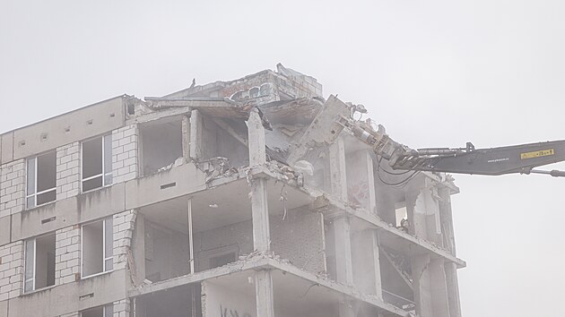 Demoli�n� stroje za�aly v Brn� 22. ledna 2026 bourat nikdy nedokon�enou �elezni�n� polikliniku.