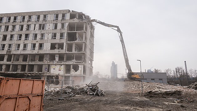Demoli�n� stroje za�aly v Brn� 22. ledna 2026 bourat nikdy nedokon�enou �elezni�n� polikliniku.