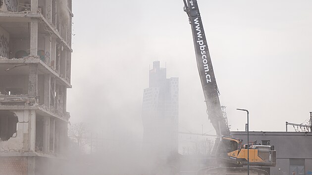 Demoli�n� stroje za�aly v Brn� 22. ledna 2026 bourat nikdy nedokon�enou �elezni�n� polikliniku.