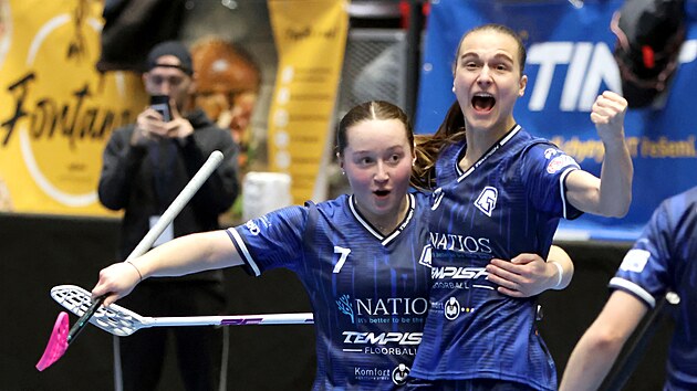 V�tkovick� florbalistky Vendula Maroszov� a Vendula Ber�nkov� se raduj� z g�lu.