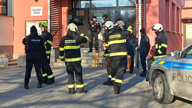 Po anonymn�m ozn�men� �koly v Kaplici prohled�vali policist� a pom�hali jim tak� hasi�i. (20. ledna 2026)
