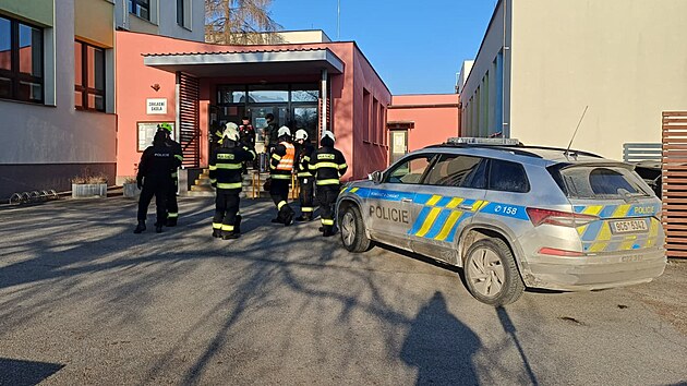 Po anonymn�m ozn�men� �koly v Kaplici prohled�vali policist� a pom�hali jim tak� hasi�i. (20. ledna 2026)