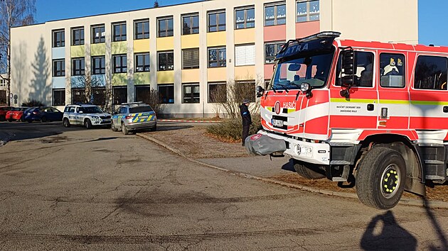 Po anonymn�m ozn�men� �koly v Kaplici prohled�vali policist� a pom�hali jim tak� hasi�i, na m�sto dorazili i str�n�ci m�stsk� policie a z�chran��i. (20. ledna 2026)