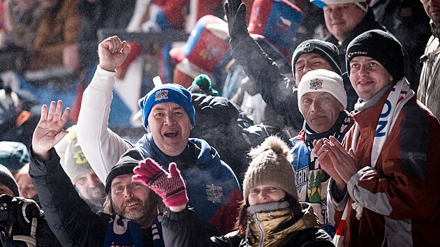 Vyso�ina Arena pro v�ce ne� 23 tis�c div�k� byla ka�d� den zcela zapln�n�. Div�ci vytvo�ili z�vodn�k�m neopakovatelnou atmosf�ru. Podle mnoh�ch biatlonist� jsou ve Vyso�ina Aren� nejlep�� fanou�ci na sv�t�.