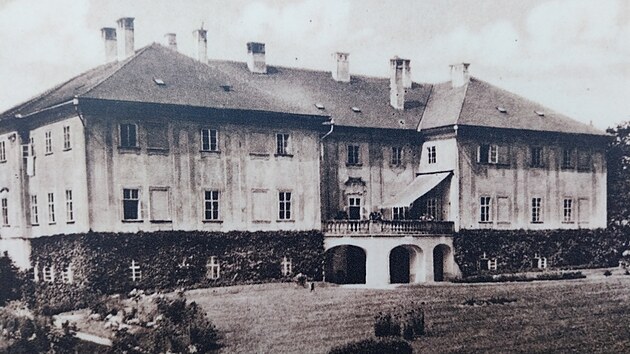 Z�mek v Luk�ch nad Jihlavou na historick� fotografii.