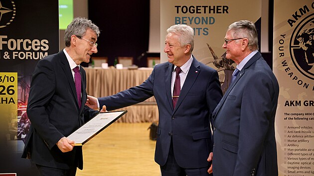 Gener�ln� �editel PBS Velk� B�te� Milan Machol�n (vlevo) p�evzal od ministra obrany Jarom�ra Z�ny ocen�n� Osobnost roku 2025.