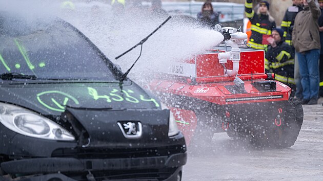 Hasi�i v Poli�ce uk�zali testov�n� hasic�ho robota Hecthor II. (23. ledna 2026)