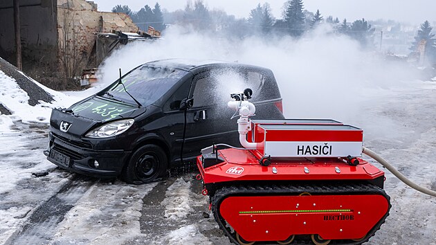 Hasi�i v Poli�ce uk�zali testov�n� hasic�ho robota Hecthor II. (23. ledna 2026)