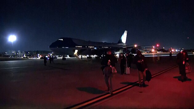 Problémy na cest� do Davosu. Letadlo s Trumpem se vrátilo do USA kv�li závad�