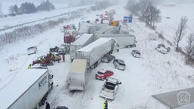 Ve sn�hové bou�i se srazila stovka aut