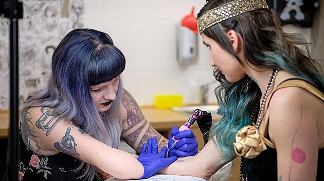 Barbora Hermanová p�i práci. Krom� tatérky je ov�em i ilustrátorkou. (23. ledna...