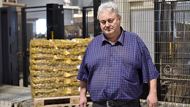 Libor Jane�ka u� od za��tku vsadil na p�stov�n� brambor. Jeho farma je jimi vyhl�en� v �irok�m okol�.