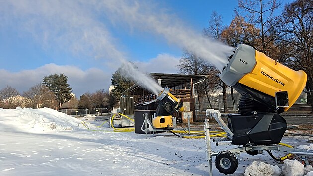 Celkem je t�eba vyrobit 700 a� 1000 metr� krychlov�ch sn�hu.. (20. ledna 2026)