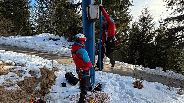 Matka s dcerou z�staly uv�zn�n� v asi p�timetrov� v��ce. Na zem je za p�r minut dostali z�chran��i Horsk� slu�by �umava. (24. ledna 2026)