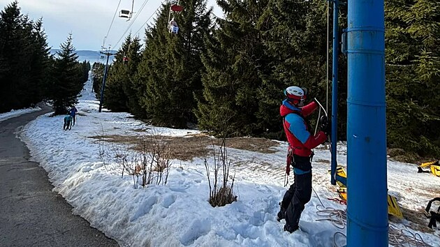 Matka s dcerou z�staly uv�zn�n� v asi p�timetrov� v��ce. Na zem je za p�r minut dostali z�chran��i Horsk� slu�by �umava. (24. ledna 2026)