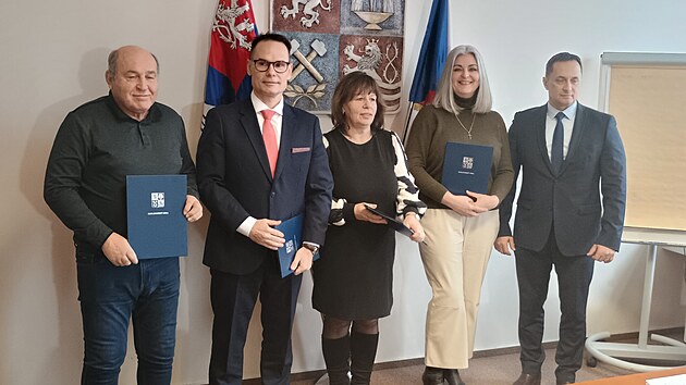 Smlouvu podepsali (zleva) Vlastimil Argman (Thun), Martin Dvo��k (Moser) Hana ��kov� (krajsk� radn�) a Mark�ta �lechtov� (SUP�KV). Zcela vpravo hejtman Petr Kubis.