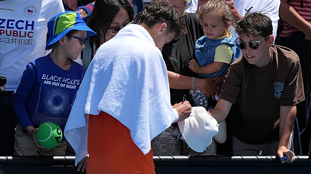Jakub Men��k se podepisuje po vyhran�m druh�m kole Australian Open.