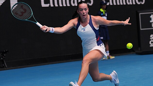 Tereza Valentová dobíhá mí�ek v prvním kole Australian Open.