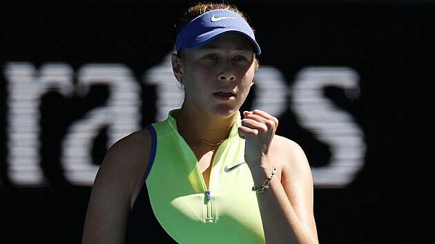 Amanda Anisimovov� se raduje z poveden� v�m�ny ve druh�m kole Australian Open.