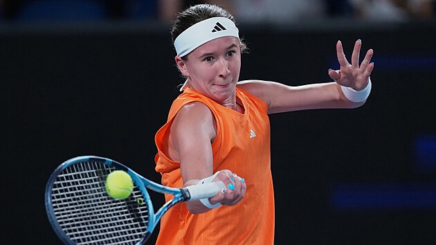 Nikola Bart��kov� hraje forhend v prvn�m kole Australian Open.