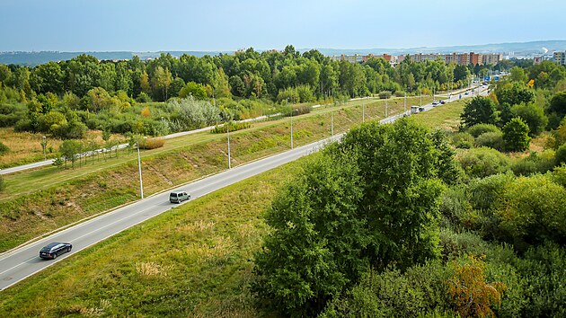 Silnice mezi s�dli�t�m M�j a Vltavou v �esk�ch Bud�jovic�ch odd�luje park 4Dvory s dal�� zelen�. (28. ledna 2026)