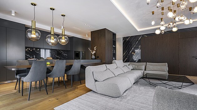 Investor si p��l z tohoto m�sta vytvo�it p��jemn� �to�i�t� a d�stojn� z�zem�, na kter� se m��e b�hem sv�ch cest t�it.