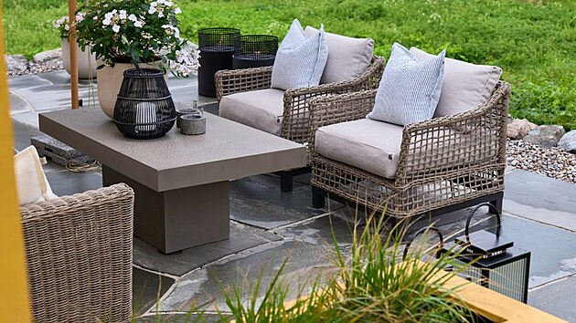 U domu vznikla nov� terasa kryt� b�idlicovou dla�bou.