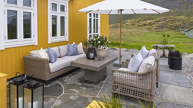 Nov� terasa dostala n�bytek vhodn� do exteri�ru.