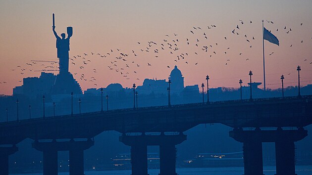 R�no v ukrajinsk�m hlavn�m m�st� Kyjev�. V pozad� se ty�� monument Matka Ukrajina. (21. ledna 2026)