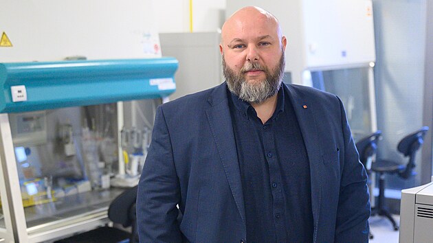 V�voj modelu tenk�ho st�eva na Univerzit� Tom�e Bati ve Zl�n�. Vedouc� t�mu Petr Humpol��ek. (leden 2026)