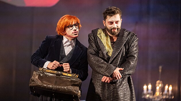 Tituln� roli v inscenaci M�stsk�ho divadla Zl�n Dr�kula � komedie d�su ztv�rnil Marek P��kazk�.