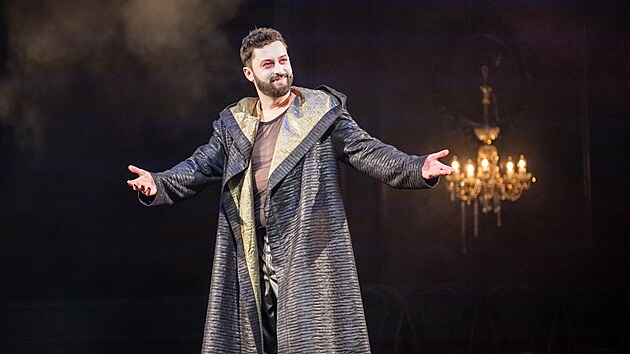 Tituln� roli v inscenaci M�stsk�ho divadla Zl�n Dr�kula � komedie d�su ztv�rnil Marek P��kazk�.