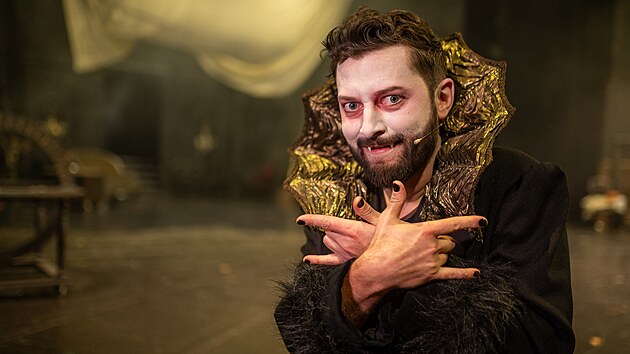 Tituln� roli v inscenaci M�stsk�ho divadla Zl�n Dr�kula � komedie d�su ztv�rnil Marek P��kazk�.