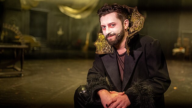 Tituln� roli v inscenaci M�stsk�ho divadla Zl�n Dr�kula � komedie d�su ztv�rnil Marek P��kazk�.