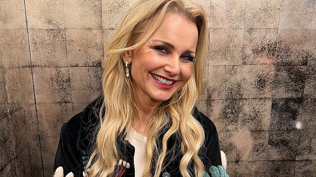 V�ra Kom�rov� v luxusn�m kab�tku Fendi za t�m�� milion korun