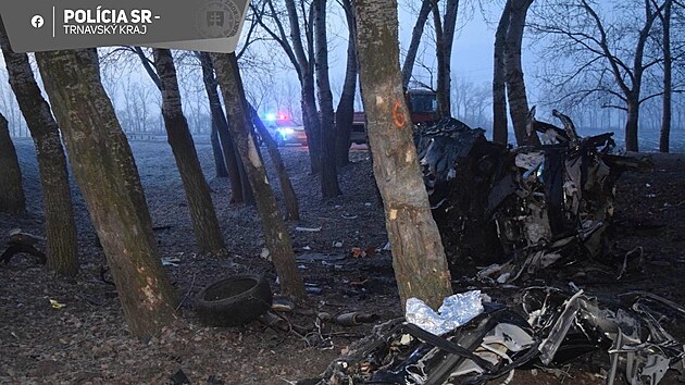 Podle informac� policie jednat�icetilet� �idi�ka osobn�ho vozidla Mercedes-Benz S 580 pravd�podobn� sama sjela ze silnice a narazila do stromu. (21. ledna 2026)