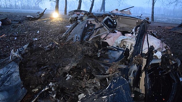 Podle informac� policie jednat�icetilet� �idi�ka osobn�ho vozidla Mercedes-Benz S 580 pravd�podobn� sama sjela ze silnice a narazila do stromu. (21. ledna 2026)