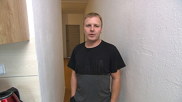 Honza (35) doj�d� za prac� do N�mecka, kde d�l� ve firm� mont�n�ho d�ln�ka. Je zaryt� sl�vista.