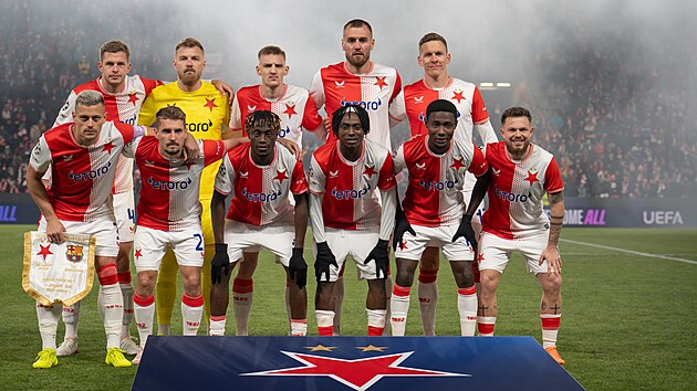 Slávisti�tí fotbalisté p�ed zápasem Ligy mistr� proti Barcelon�.