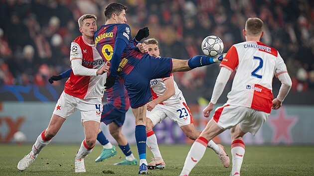 Barcelonsk&yacute; &uacute;točn&iacute;k Robert Lewandowski se snaž&iacute; dostat k zakončen&iacute; během utk&aacute;n&iacute;...