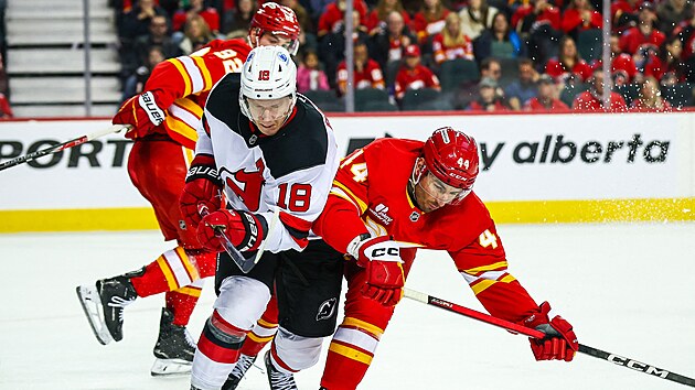 Ond�ej Pal�t (18) z New Jersey Devils v z�pase s Calgary Flames, p�etla�uje se s Joelem Hanleym (44).