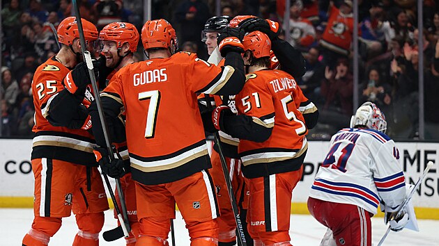 Jeffrey Viel (druh� zleva), Ryan Poehling (25), Radko Gudas (7) a Olen Zellweger (51) slav� g�l Anaheim Ducks proti New York Rangers.
