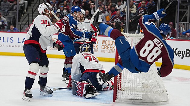 Martin Ne�as (88) slav� g�l Colorado Avalanche proti Washington Capitals.